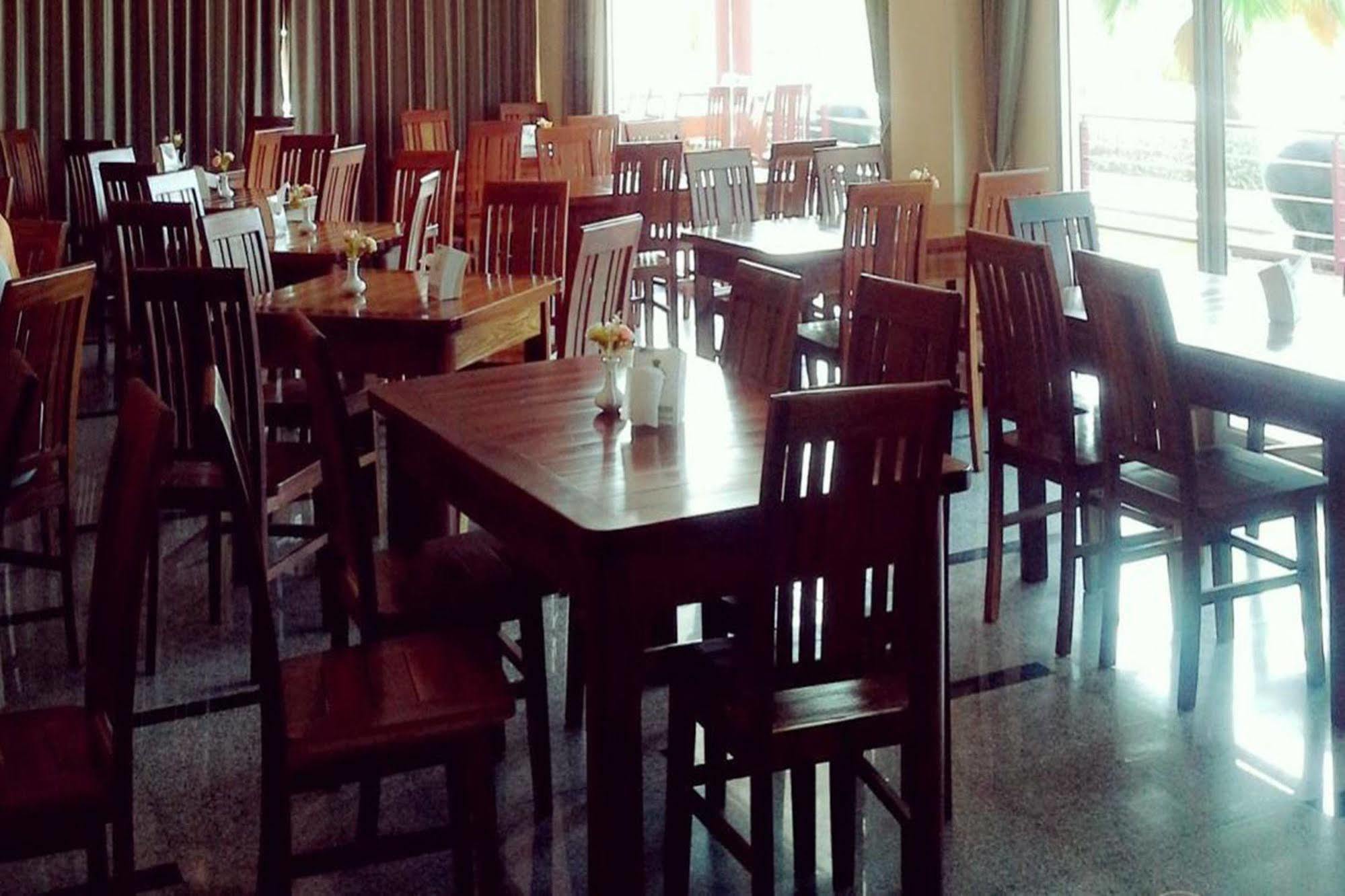 Kanokan Hotel Kanchanaburi Exterior foto
